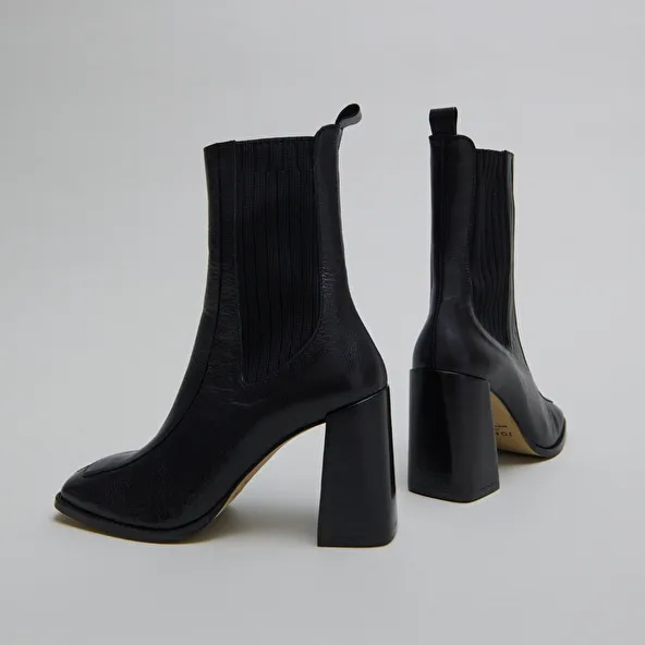 Heeled boots in black leather