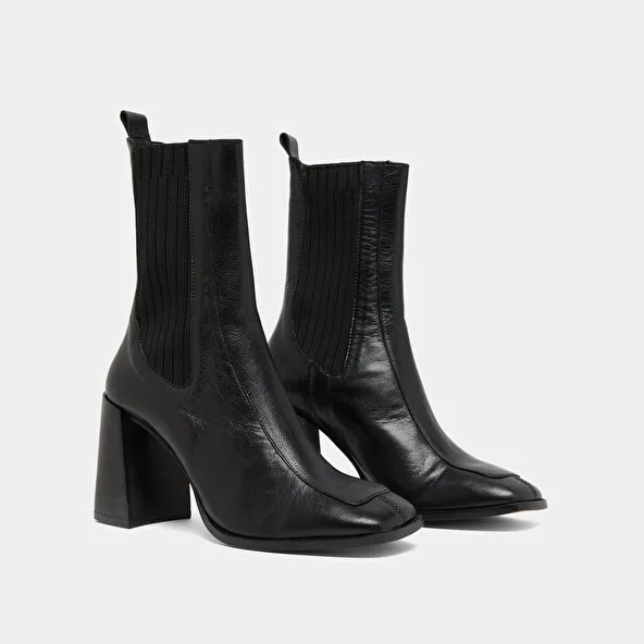 Heeled boots in black leather