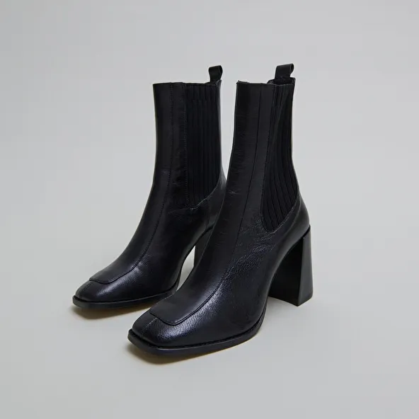 Heeled boots in black leather