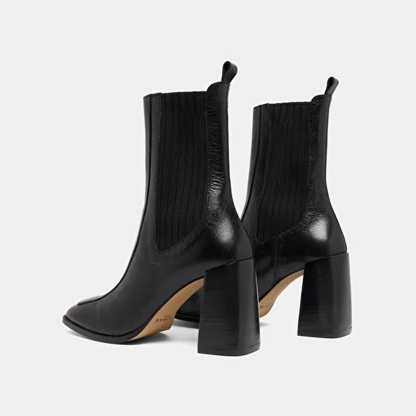 Heeled boots in black leather