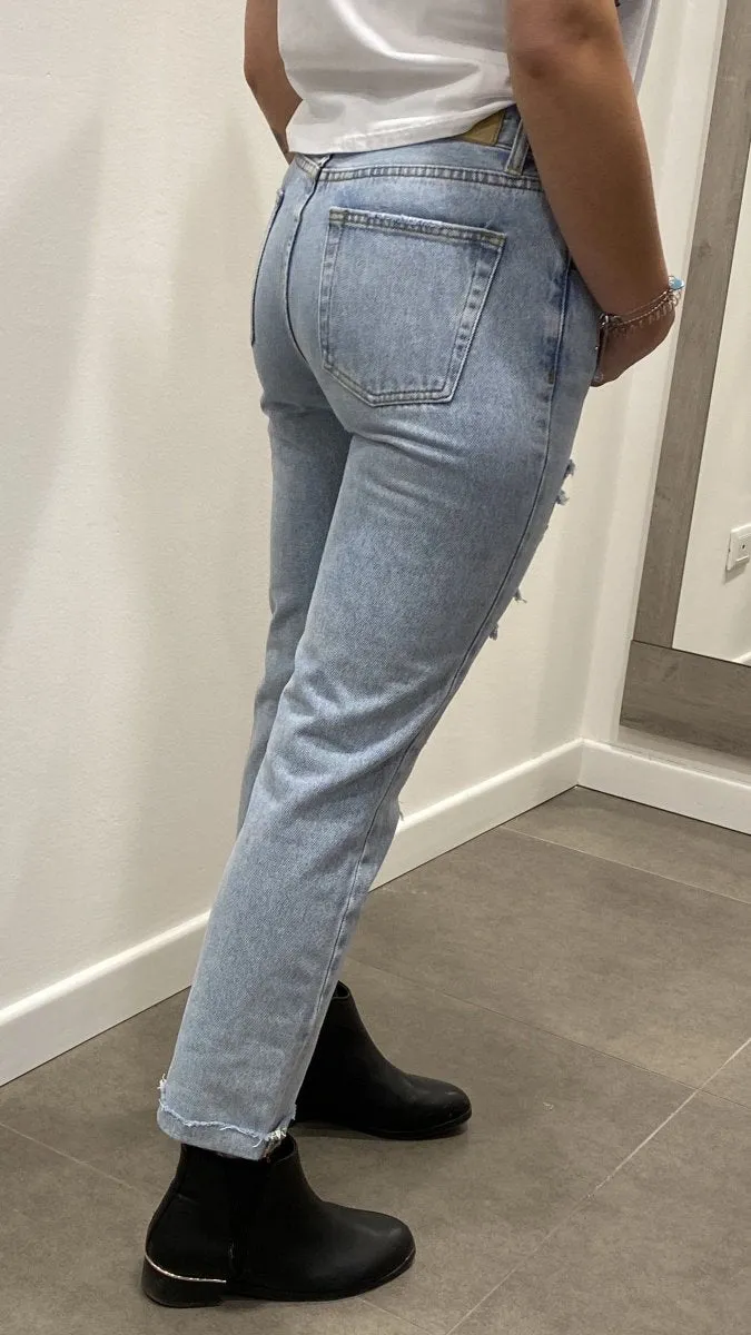 Jeans lavaggio chiaro con strappi