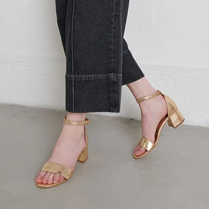 Square heel sandals in gold cracked leather