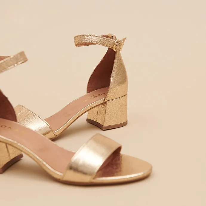 Square heel sandals in gold cracked leather