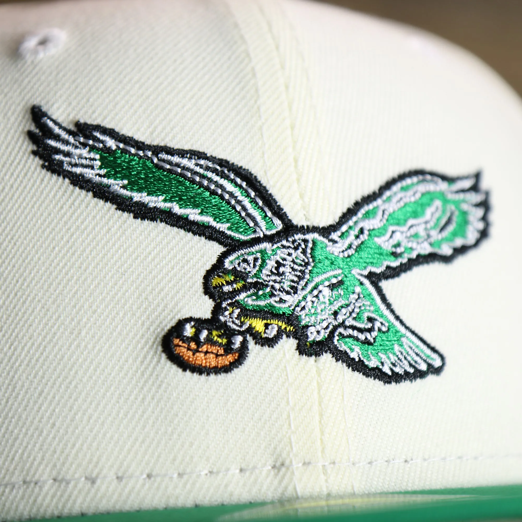 Throwback Philadelphia Eagles Chrome Logo NFL Eagles Side Patch 59Fifty Fitted Cap | Cream Fitted Cap