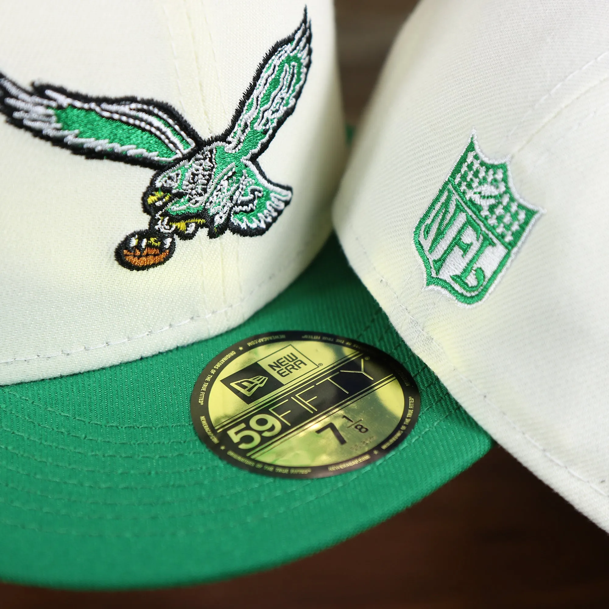 Throwback Philadelphia Eagles Chrome Logo NFL Eagles Side Patch 59Fifty Fitted Cap | Cream Fitted Cap