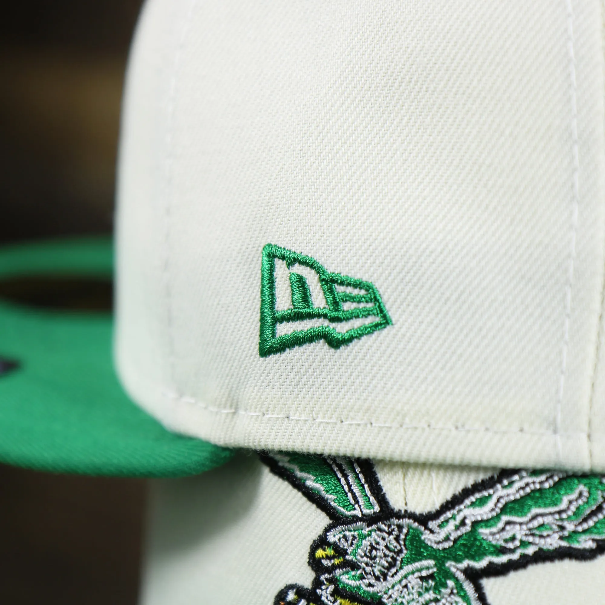 Throwback Philadelphia Eagles Chrome Logo NFL Eagles Side Patch 59Fifty Fitted Cap | Cream Fitted Cap