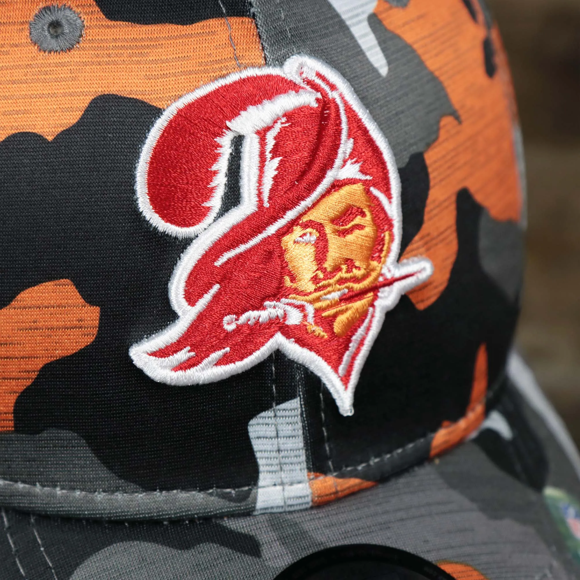 Throwback Tampa Bay Buccaneers OnField NFL Summer Training 2022 39Thirty Camo FlexFit Cap | New Era Orange