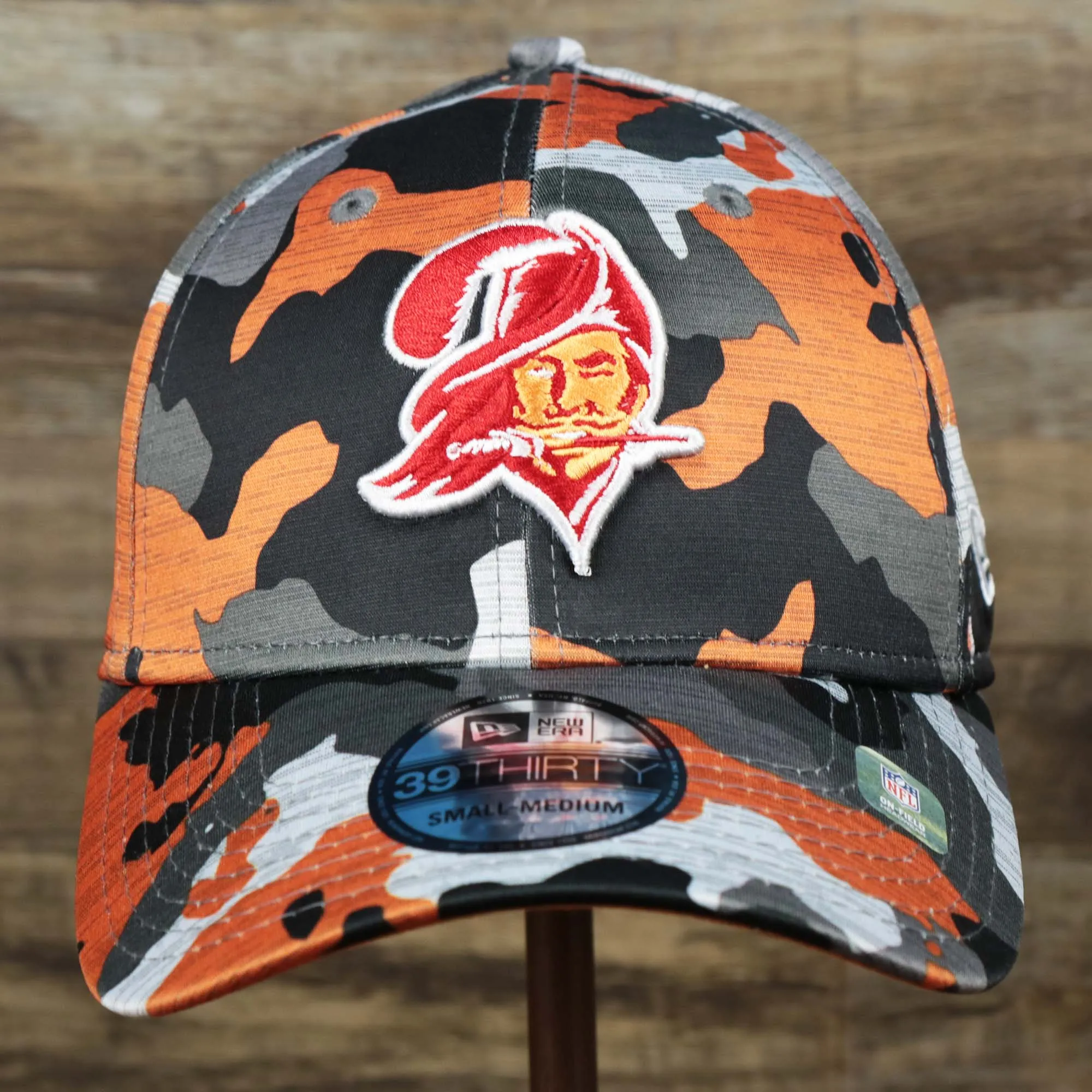 Throwback Tampa Bay Buccaneers OnField NFL Summer Training 2022 39Thirty Camo FlexFit Cap | New Era Orange